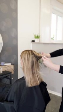 Kuaför, kadın müşteri saçını profesyonel berber makasıyla kesiyor, tarak kesiyor, şık saç kesimi yapıyor, güzellik salonu görüntülerinde saç stili yapıyor. Saç bakımı, kuaför salonu ve kuaför konsepti