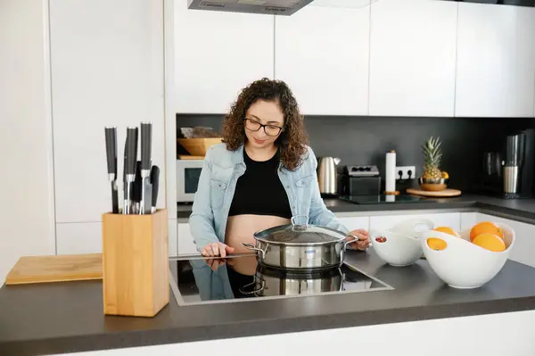 Happy Pregnant Woman Standing Cooking Island Modern Kitchen Home Preparing — Stock Photo, Image