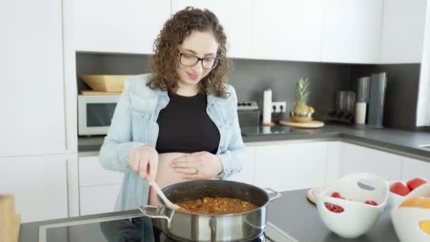 Šťastná Těhotná Žena Stojící Ostrovem Vaření Moderní Kuchyni Doma Připravující — Stock video