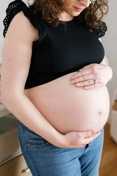 Vertical Portrait Pregnant Woman Standing Hands Tummy Belly Wearing Jeans — Stock Photo, Image
