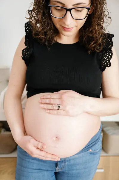 孕妇俯视和触摸腹部的垂直肖像 — 图库照片
