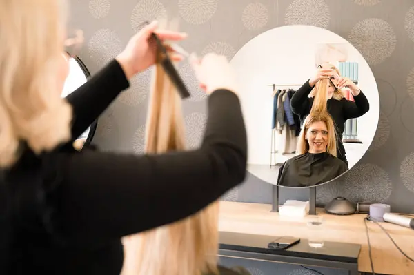 Back View Hairdresser Cutting Someones Hair Woman Wearing Black Shirt — Stock Photo, Image
