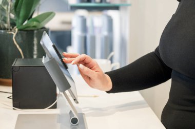 Kadınların eli kesilmiş, işyeri sahibi ödemeler, iş ve finans kavramı için dijital tablet kullanıyor