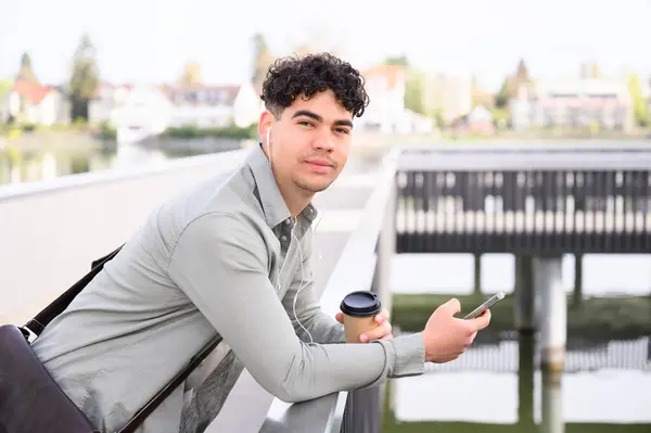 Sırt Çantalı Genç Yakışıklı Adam Iskelede Duruyor Müzik Duyuyor Telefonla Telifsiz Stok Fotoğraflar