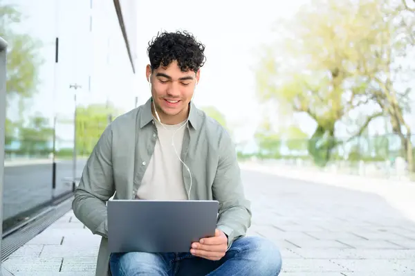 Gündelik Giysiler Giyen Genç Bir Erkek Öğrenci Dışarıda Dizüstü Bilgisayar - Stok İmaj