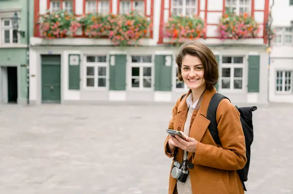 Çantalı Kameralı Genç Bir Kadın Turistin Portresi Sokakta Cep Telefonu - Stok İmaj