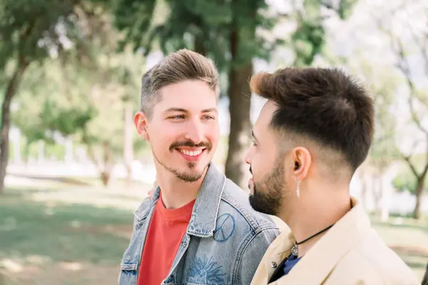 Genç, yakışıklı eşcinsel, aynı cinsiyetten çiftler birlikte vakit geçiriyorlar, kucaklaşıyorlar, gülüyorlar, birlikte eğleniyorlar. gurur ayı, çeşitlilik ve LGBTQ kavramı
