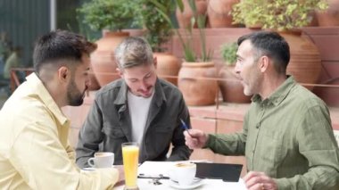 Homoseksüel genç bir çift kira kontratı imzalıyor, bir ev, bir daire alıyor. Emlakçıyla sohbet ediyordum. Yeni bir ev, birlikte yeni bir hayat