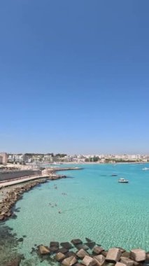 İtalya, Lecce, Otranto, insanlar yazın kıyı kenti boyunca dinleniyorlar, Adriyatik Denizi 'nde yüzüyorlar. Seyahat Konsepti
