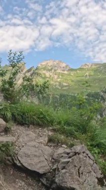 Güzel panoramik manzara, tanınmaz halde yürüyen, Appenzell 'deki ünlü Seealpsee yakınlarındaki İsviçre Alplerinde dağ yolunda yürüyüş yapan biri. Manzaralı dağ zirvesi. Seyahat yeri, spor konsepti