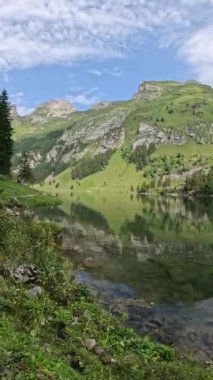 Appenzell İsviçre 'deki Seealpsee Gölü' nde yürüyüş yaparken manzara. Yürüyüş, güneşli bir günde dağ gölünde yürüyüş. spor ve seyahat konsepti