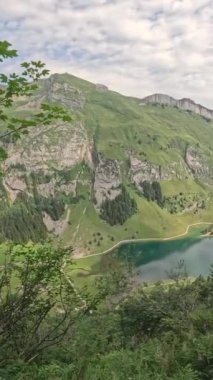İsviçre 'nin Appenzell bölgesindeki Seealpsee dağının yüksek melek manzarası.