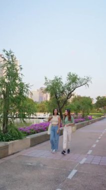 Bangkok 'a günlük kıyafetlerle gelen Asyalı genç bayan arkadaşlar, hafta sonu gezisinde şehirde yürüyorlar, Bangkok' un arka planında konuşup eğleniyorlar. Arkadaşlık, yaşam tarzı konsepti
