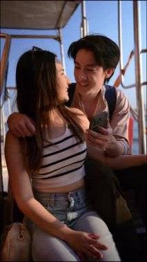 Genç çift, günbatımında Chao Reynaya nehrinde tekne gezisinin keyfini çıkarırken arka planda unutulmaz bir seyahat deneyimi için Wat Arun 'un manzarasına hayran kalıyorlar.