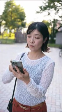 Sosyal medya, bağlantı, iletişim, uygulama ve sohbet için telefonda yazan Japon kadın. Web, arama ve şirket çalışanı mobil bir uygulama üzerinden konuşma, ağ kurma, mesaj yazma