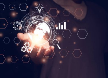 İnternet teknolojisiyle online işlem yapan kişi. Meta-evren teknolojisi, büyük veriler, bilgi arayışı, e-ticaret, çevrimiçi ticaret yoluyla küresel veri bağlantısını kavra.