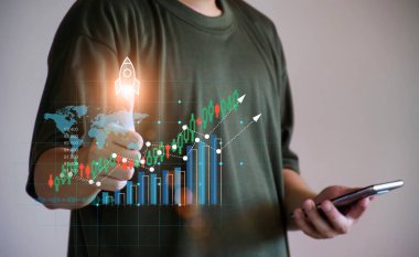 İş büyütme konsepti. İşadamı akıllı telefonu borsa tablosunu kontrol etmek için kullanıyor, hisse senedi fiyatları yükseliyor, online hisse senedi ticareti, finans sektörü bankacılığı, girişimler, yükselen grafikler, pazarlama planı.