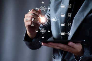 Dijital dosya yönetimi kavramı. İş adamı İnternet, Dijital Depolama, Siber Güvenlik, Küresel Veri Bağlantıları, Dijital İşletmeler, Dosyalar, İnternetteki büyük veri depolarına erişiyor.