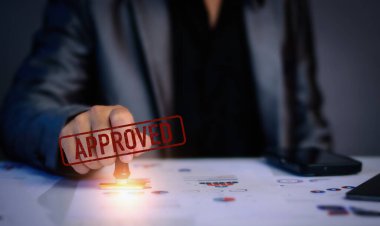 İş onaylı konsept. Resmi belge, yatırım sertifikası, iş belgesi, onaylanmış sertifika, izin verilen yatırım belgesi üzerinde onaylı pulla yönetici el damgası.