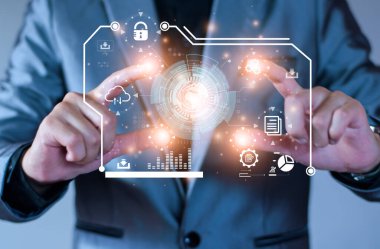 Cloud Computing Technology Internet Depolama Ağı Konseptine erişen bir işadamı ve internet teknolojisi sayesinde büyük bir veri tabanı. Dijital iş verileri, Gelecek Veri Ağ Yönetimi.