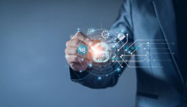 Siber güvenlik ağı. Asma kilit simgesi ve internet teknolojisi ağı. Tablet ve sanal arayüzde veri kişisel bilgilerini koruyan bir iş adamı. Veri koruma gizlilik kavramı. GDPR. AB.
