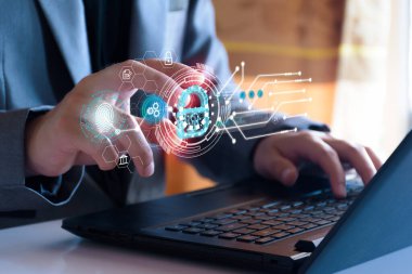 Siber güvenlik ağı. Asma kilit simgesi ve internet teknolojisi ağı. Tablet ve sanal arayüzde veri kişisel bilgilerini koruyan bir iş adamı. Veri koruma gizlilik kavramı. GDPR. AB.