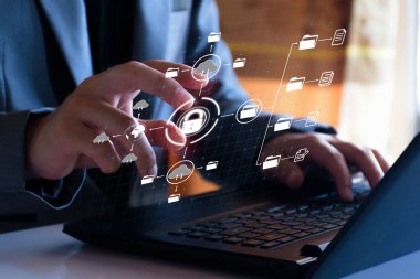 Dijital dosya yönetimi kavramı. İş adamı İnternet, Dijital Depolama, Siber Güvenlik, Küresel Veri Bağlantıları, Dijital İşletmeler, Dosyalar, İnternetteki büyük veri depolarına erişiyor.