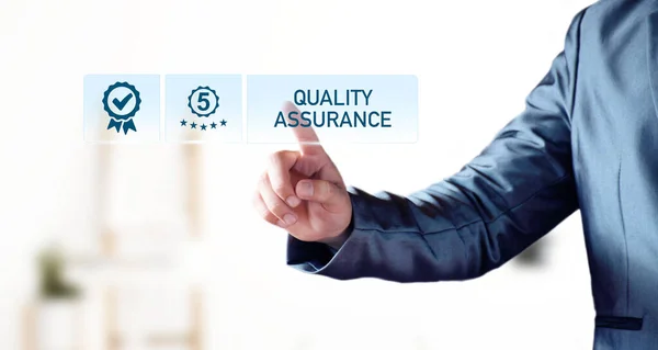 Begreppet Kvalitetssäkring Affärsmän Visar Hög Kvalitet Kvalitetssäkringsmärke Bra Service Premium — Stockfoto