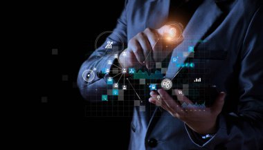 Yatırımcı ve müşteri üzerinde tablet kullanan iş adamı, satış verileri alışverişi ve iş geliştirme üzerine çalışıyor. Teknoloji ve dijital pazarlama. Mali ve Bankacılık.