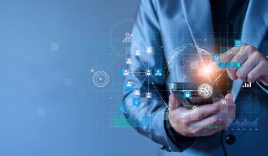 Yatırımcı ve müşteri üzerinde cep telefonu kullanan bir iş adamı. Satış verileri alışverişi ve iş geliştirme konusunda. Teknoloji ve dijital pazarlama. Mali ve Bankacılık.