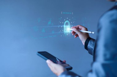 Siber güvenlik ağı. Asma kilit simgesi ve internet teknolojisi ağı. Tablet ve sanal arayüzde veri kişisel bilgilerini koruyan bir iş adamı. Veri koruma gizlilik kavramı. GDPR. AB.