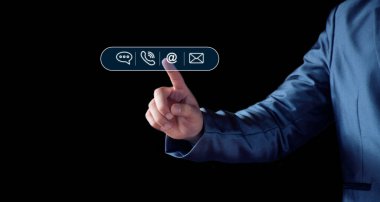 Konsept ile bağlantı kur. Bizimle irtibata geçen müşterilere danışmanlık yapan iş adamı, çağrı merkezi servisi, müşteri danışma servisi, e-posta, yardım hattı, iş bağlantısı, dijital internet sektörü, dijital servis.