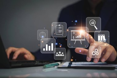 İş yönetimi konsepti. Sanal ekran yönetimi ikonları arayan geliştirme ve yönetim yöneticileri iş yönetimi simgeleri oluşturma, bilgi, iş akışları, optimal ticari işlemler ve yenilikler
