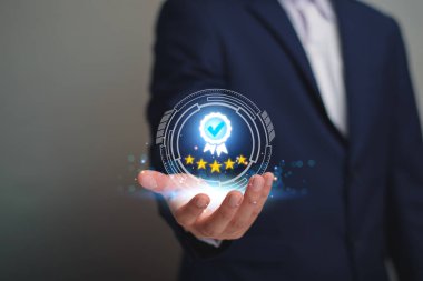 Kalite Güvencesi Konsepti. İş adamları yüksek kalite güvence, iyi hizmet, prim, beş yıldız, prim servis güvencesi, mükemmeliyet hizmeti, yüksek kalite, mükemmellik garantisi veriyorlar..