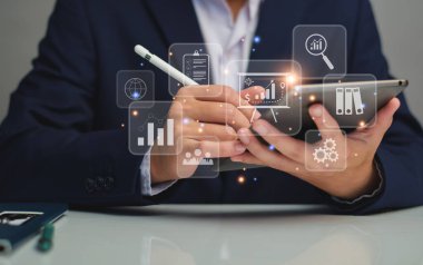 İş yönetimi konsepti. geliştirme ve yönetim yöneticileri tablet sanal ekran yönetim simgeleri arıyor. Hedef belirleme, bilgi, iş akışları, optimal ticari işlemler, yenilik