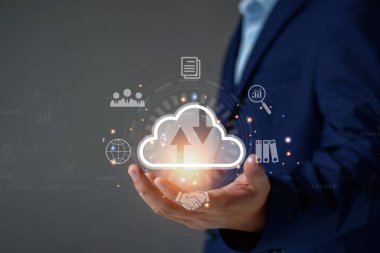 İş adamı bulut teknolojisi kullanarak iş verilerini birbirine bağlıyor. Bulut hesaplama diyagramı hazır. İnternet Bulut teknolojisi. Dijital veri deposu. İş konsepti için ağ ve internet hizmeti.