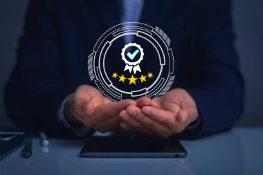 Kalite Güvencesi Konsepti. İş adamları yüksek kalite güvence, iyi hizmet, prim, dijital imza, prim servis güvencesi, mükemmeliyet hizmeti, yüksek kalite, mükemmellik garantisi gösterirler.