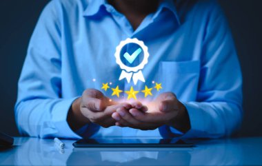 Kalite Güvencesi Konsepti. İş adamları yüksek kalite güvence, iyi hizmet, prim, dijital imza, prim servis güvencesi, mükemmeliyet hizmeti, yüksek kalite, mükemmellik garantisi gösterirler.