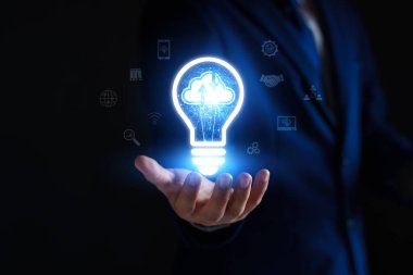 İş adamı bulut teknolojisi kullanarak iş verilerini birbirine bağlıyor. Bulut hesaplama konsepti fikri hazır. İnternet Bulut teknolojisi. Dijital veri deposu. İş konsepti için ağ ve internet hizmeti.