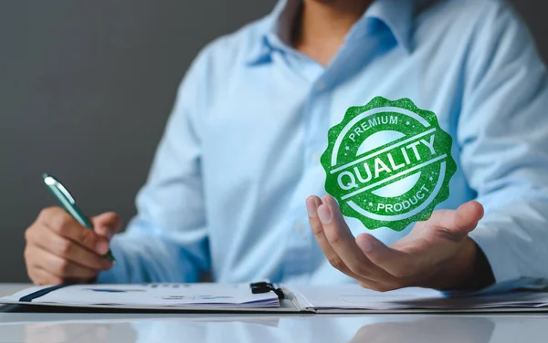 Conceito Garantia Qualidade Empresários Mostram Marca Garantia Alta Qualidade Bom — Fotografia de Stock