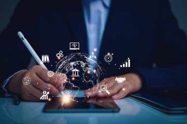 Dijital iş konsepti. Modern teknoloji işadamı pazarlama, yatırım, strateji, ticaret, iş bilgisi arayışı, gelecekteki ekonomik eğilimleri analiz ediyor. İnternet ağlarında.