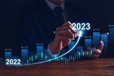 Dijital pazarlama 2023 hedefleri. İnternet pazarlamasını online olarak analiz eden işadamı, 2023 iş planlaması, iş roketi, çevrimiçi borsa analizi, seneye hisse senedi grafiği, dijital hisse senedi ticareti.