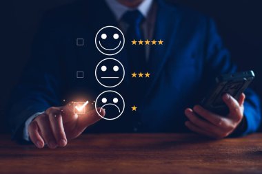 Kötü hizmet kavramı. Müşteri memnuniyeti düşük, mutsuz müşteri, kötü hizmet, tatminsiz ürün, standardın altında ürün, olumsuz yüz simgesi. Sanal ekran aracılığıyla çevrimiçi tatmin araştırması.