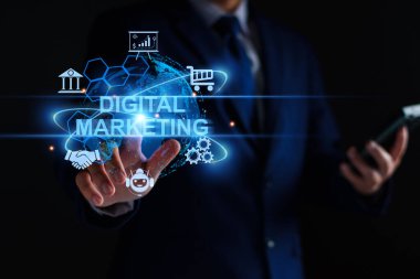 Dijital pazarlama internet reklamcılığı ve satışlar iş teknolojisi kavramını artırıyor. İşadamı erişimi çevrimiçi pazarlama, E business, E trade, Business online, global pazarlama çevrimiçi ağı.