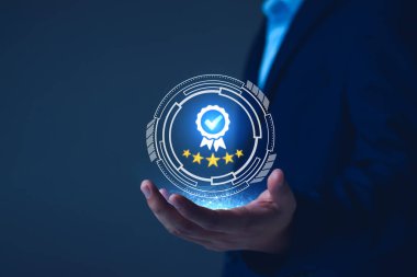 Kalite Güvencesi Konsepti. İş adamları yüksek kalite güvence, iyi hizmet, prim, dijital imza, prim servis güvencesi, mükemmeliyet hizmeti, yüksek kalite, mükemmellik garantisi gösterirler.