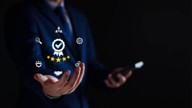 Beş yıldızlı prim hizmeti sunma konsepti. İş adamı ödüllü yüksek standartlar garanti, hizmet kalitesi, iş başarısı, iş verimliliği, en yüksek kalite güvencesi 5 yıldız.