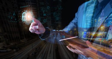 Siber güvenlik ağı. Asma kilit simgesi ve internet teknolojisi ağı. Tablet ve sanal arayüzde veri kişisel bilgilerini koruyan bir iş adamı. Veri koruma gizlilik kavramı. GDPR. AB.