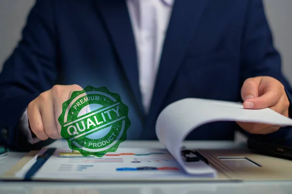 Begreppet Kvalitetssäkring Affärsmän Visar Hög Kvalitet Kvalitetssäkring Märke God Service — Stockfoto
