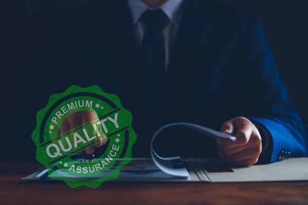 Begreppet Kvalitetssäkring Affärsmän Visar Hög Kvalitet Kvalitetssäkring Märke God Service — Stockfoto
