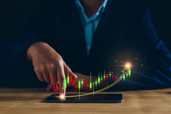 Affärsanalys Företagsvinster Affärsman Analysera Resultatdiagram Trender Göra Investeringsplaner Handel Aktier — Stockfoto